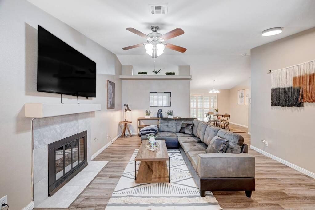 Cozy Getaway With King Bed, Bbq & Spacious Backyard