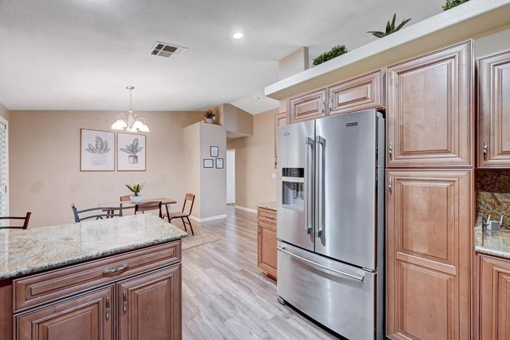 Holiday home Cozy Getaway With King Bed, Bbq & Spacious Backyard *