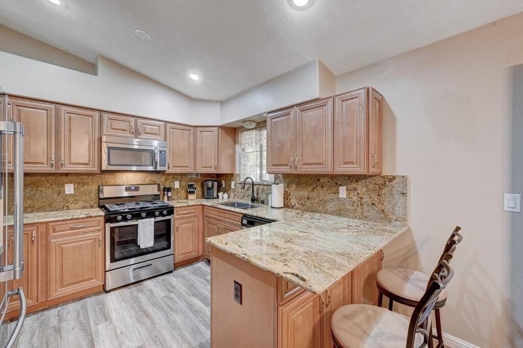 Cozy Getaway With King Bed, Bbq & Spacious Backyard Henderson