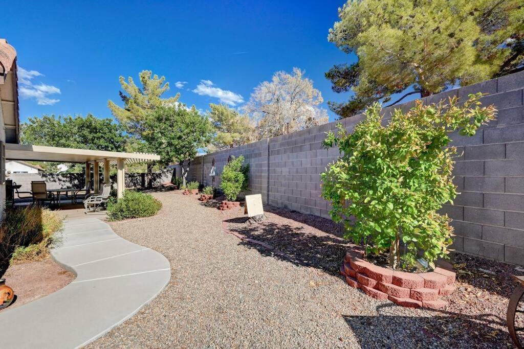 Cozy Getaway With King Bed, Bbq & Spacious Backyard