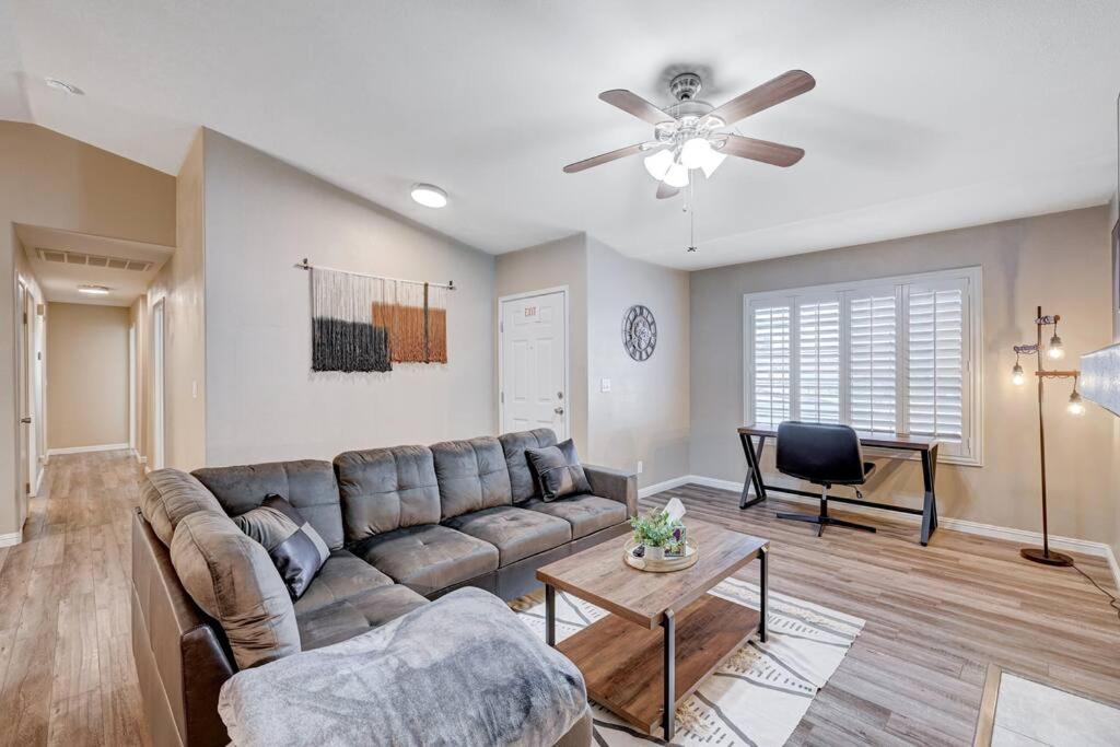 Cozy Getaway With King Bed, Bbq & Spacious Backyard *
