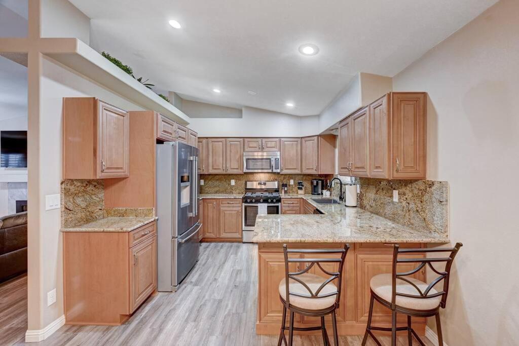 Cozy Getaway With King Bed, Bbq & Spacious Backyard