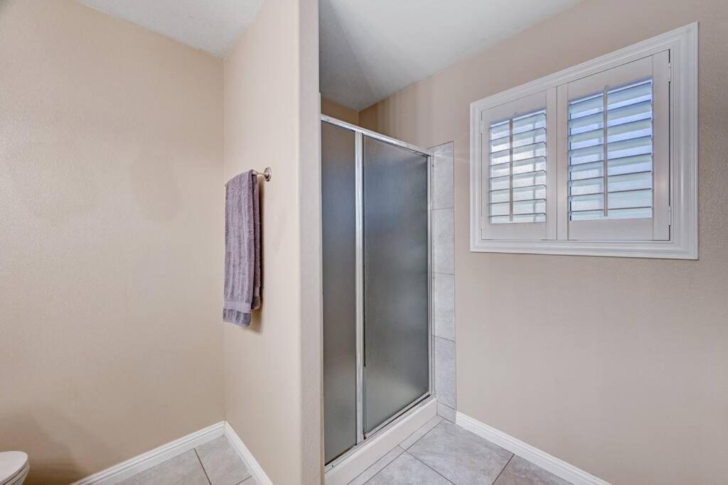 Holiday home Cozy Getaway With King Bed, Bbq & Spacious Backyard Henderson