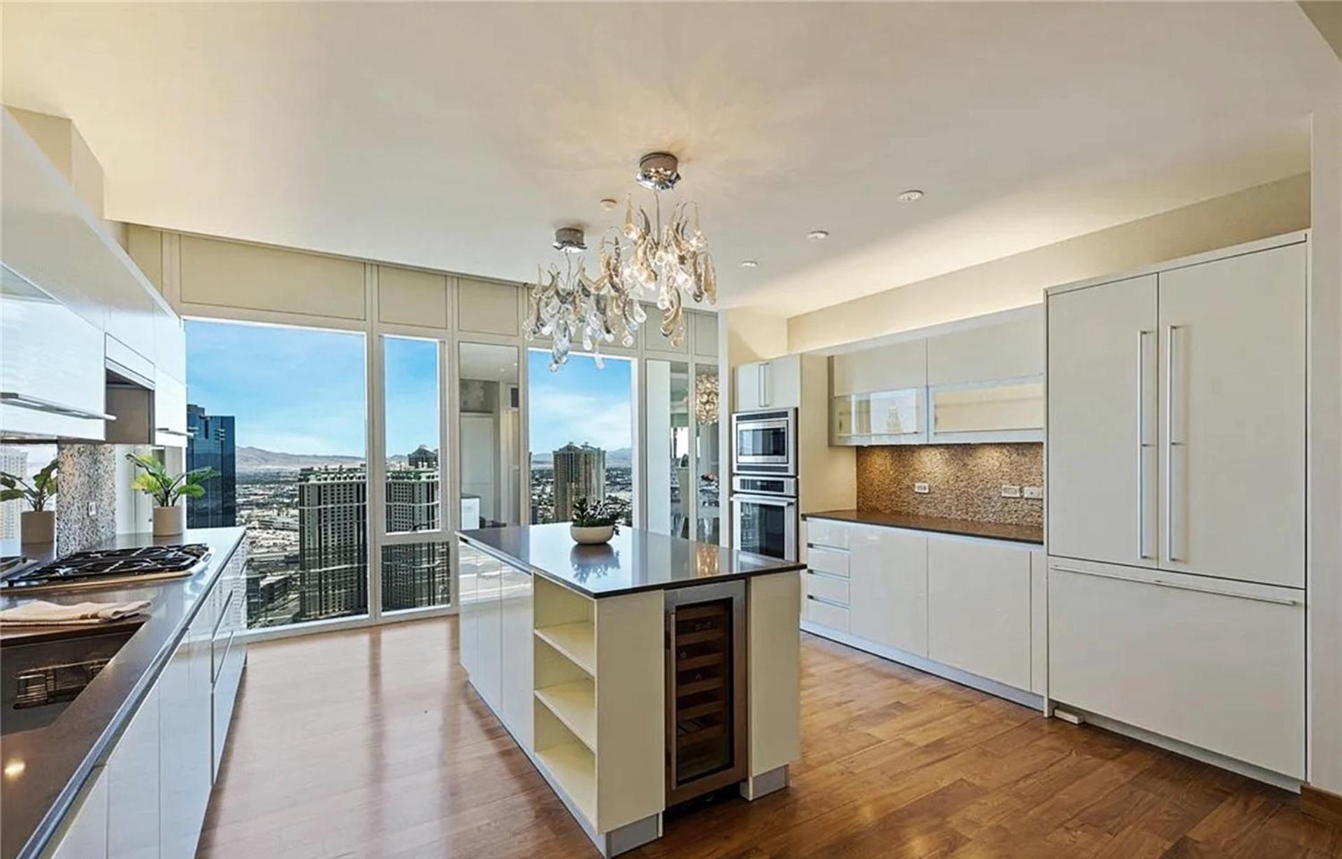 Elegant Two-bedroom Corner Apartment