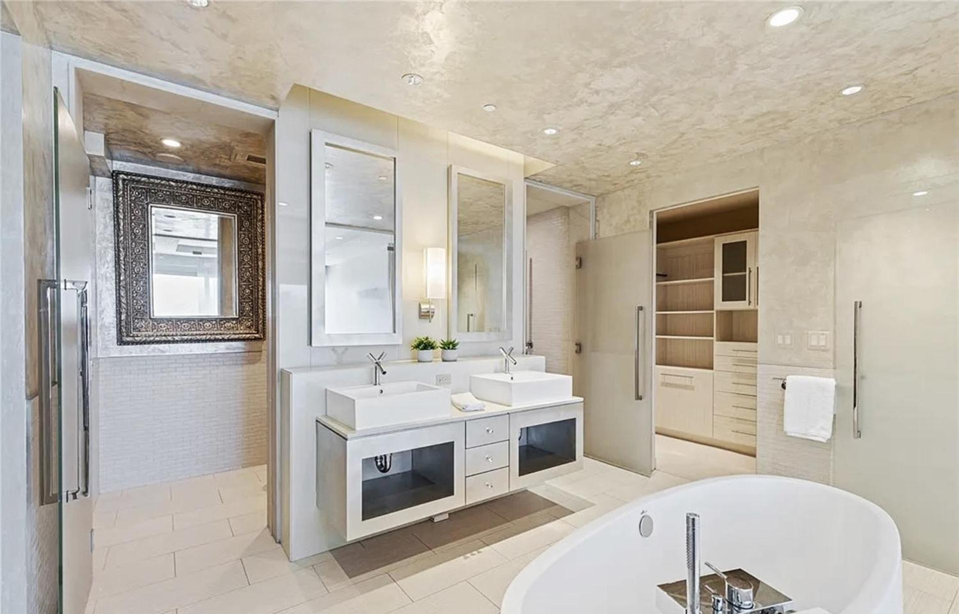 Elegant Two-bedroom Corner Las Vegas