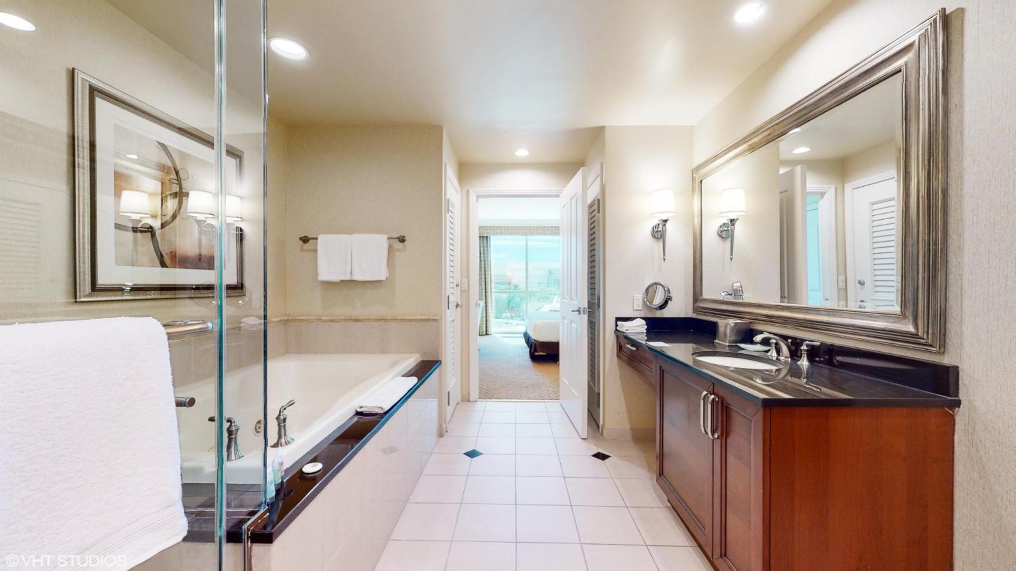 Lady Luck's Vista - Private Balcony - Full Kitchen - Two Full Baths - Jetted Tub - Full Mgm Grand Access W No Fee At Mgm Signature Aparthotel