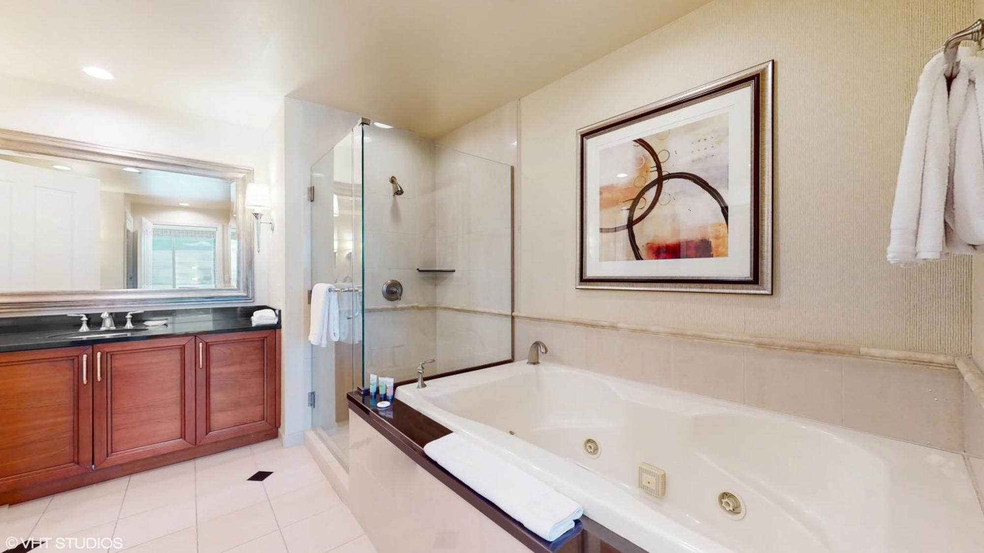Lady Luck's Vista - Private Balcony - Full Kitchen - Two Full Baths - Jetted Tub - Full Mgm Grand Access W No Fee At Mgm Signature