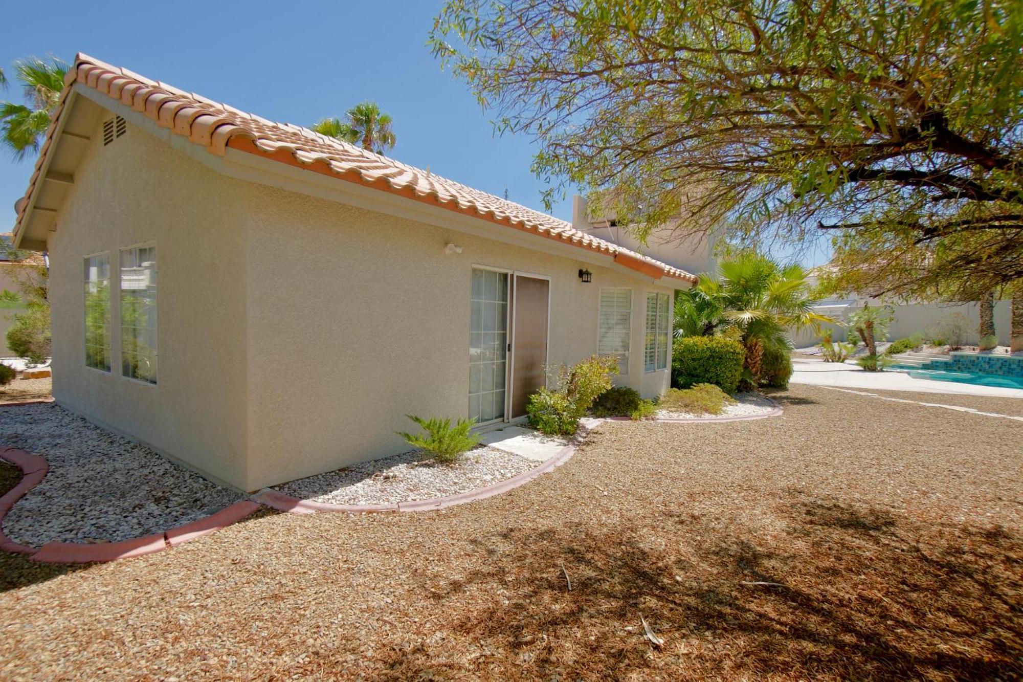 Vegas Lucky Vacation - Entire Home, Pool, 15mins From Strip And More!