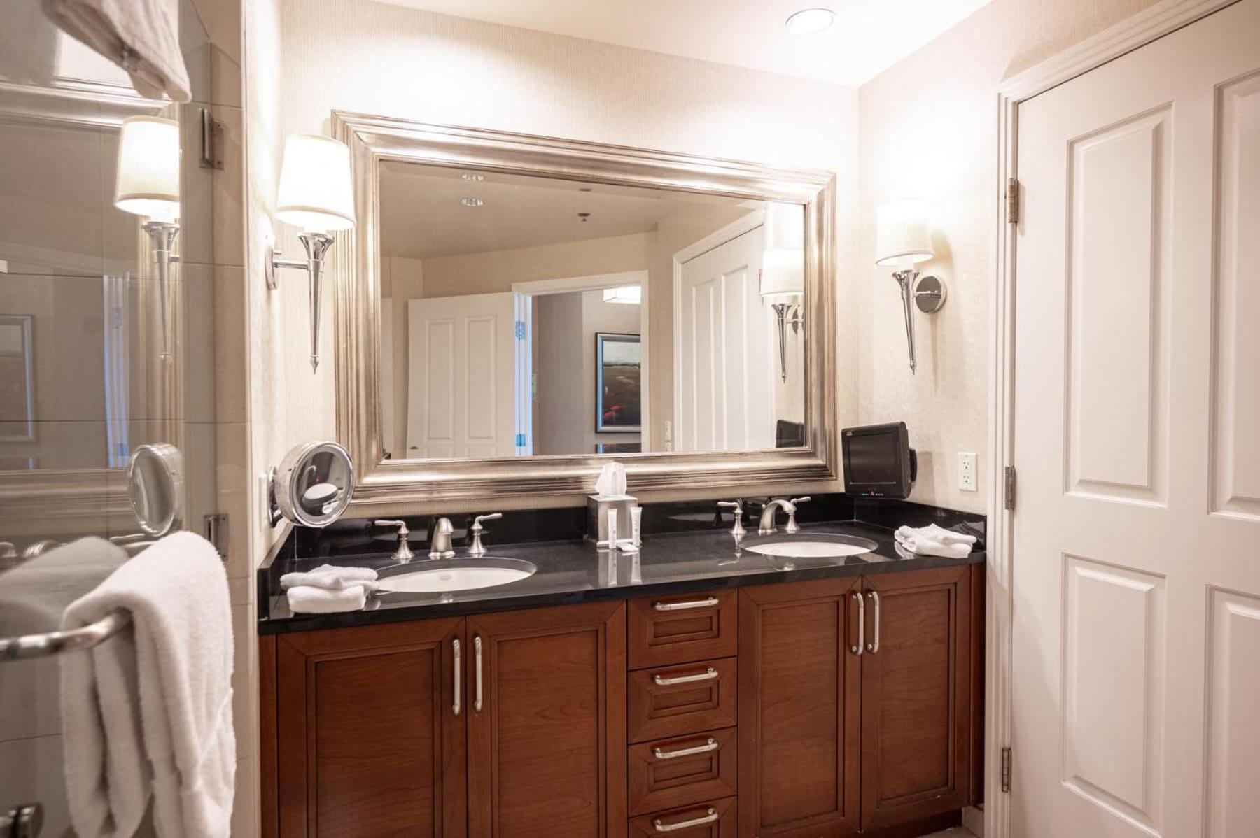 Apartment No Fee Strip View Suite& Free Valet& Pool