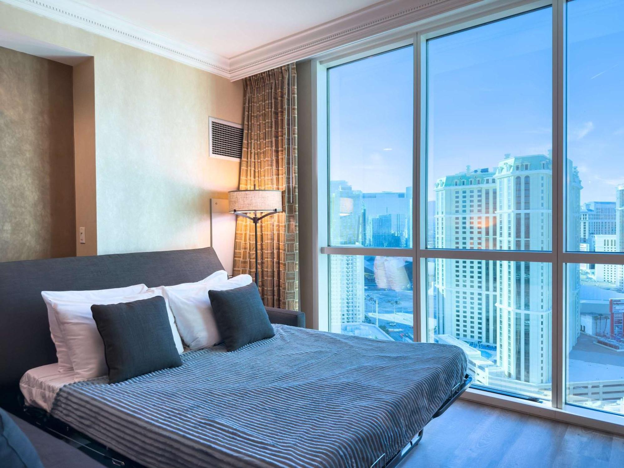 No Fee Strip View Suite& Free Valet& Pool Las Vegas