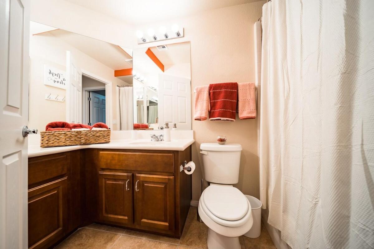 4 Bed Home, 10 Min From Strip With Hot Tub And Parking Las Vegas