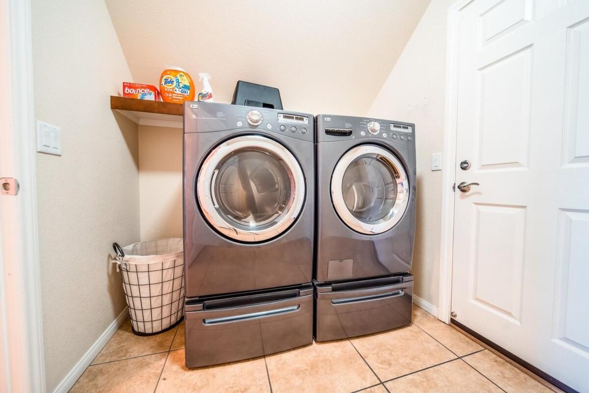 4 Bed Home, 10 Min From Strip With Hot Tub And Parking * Las Vegas