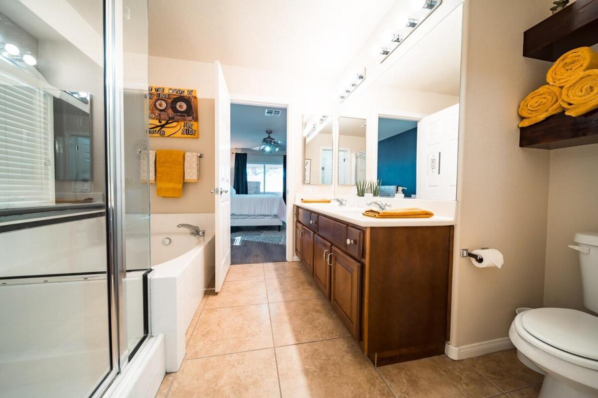 4 Bed Home, 10 Min From Strip With Hot Tub And Parking * Las Vegas