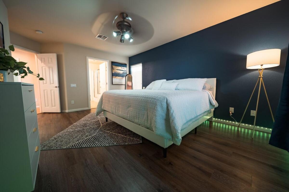 4 Bed Home, 10 Min From Strip With Hot Tub And Parking *