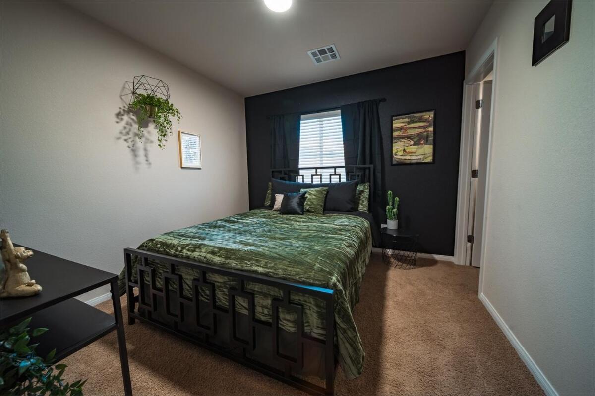 4 Bed Home, 10 Min From Strip With Hot Tub And Parking Villa