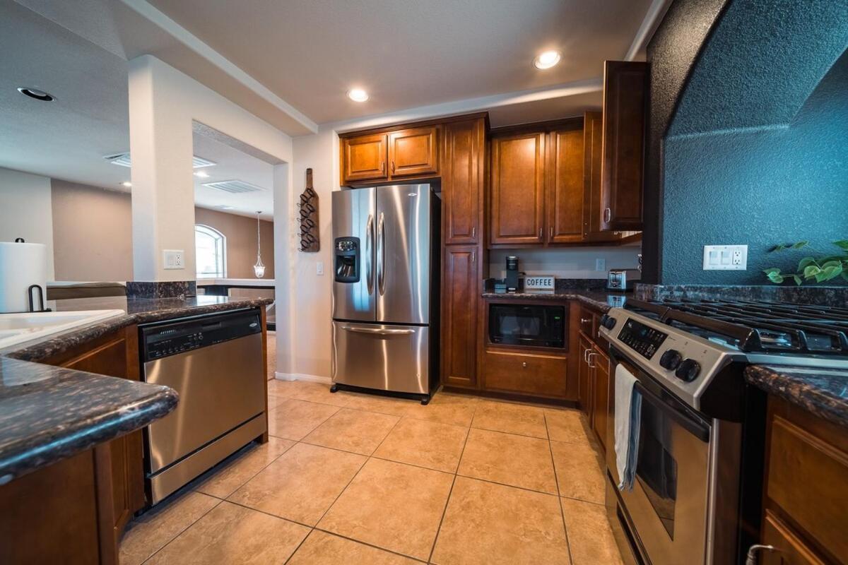 4 Bed Home, 10 Min From Strip With Hot Tub And Parking Villa *