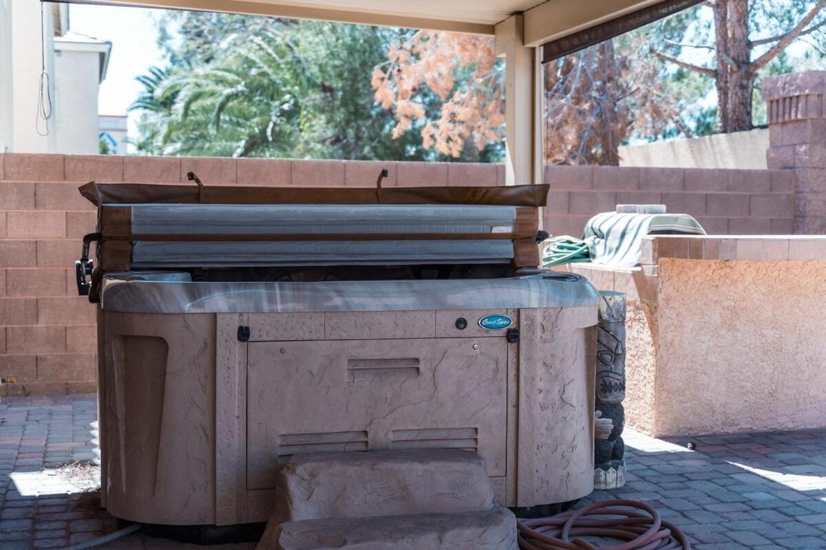 4 Bed Home, 10 Min From Strip With Hot Tub And Parking Villa Las Vegas