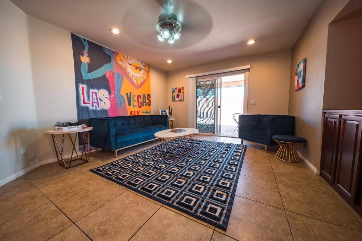 4 Bed Home, 10 Min From Strip With Hot Tub And Parking