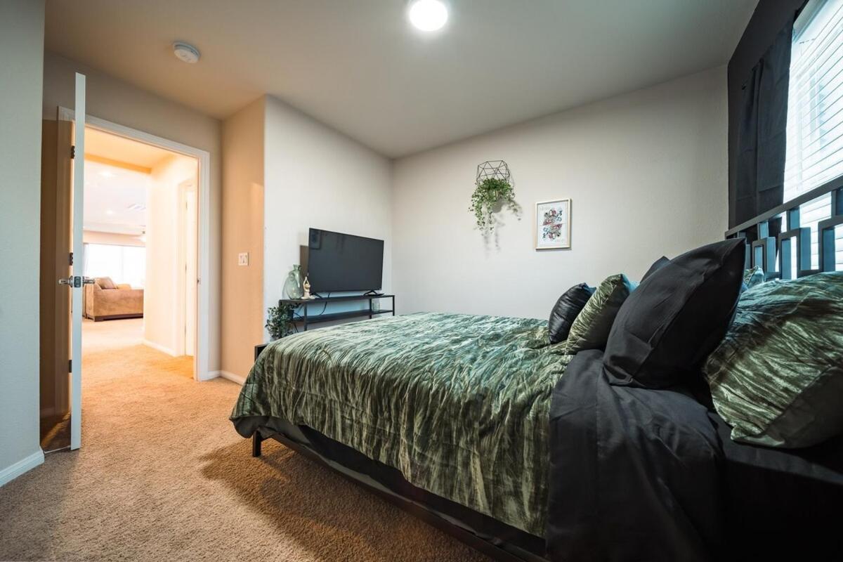 Villa 4 Bed Home, 10 Min From Strip With Hot Tub And Parking
