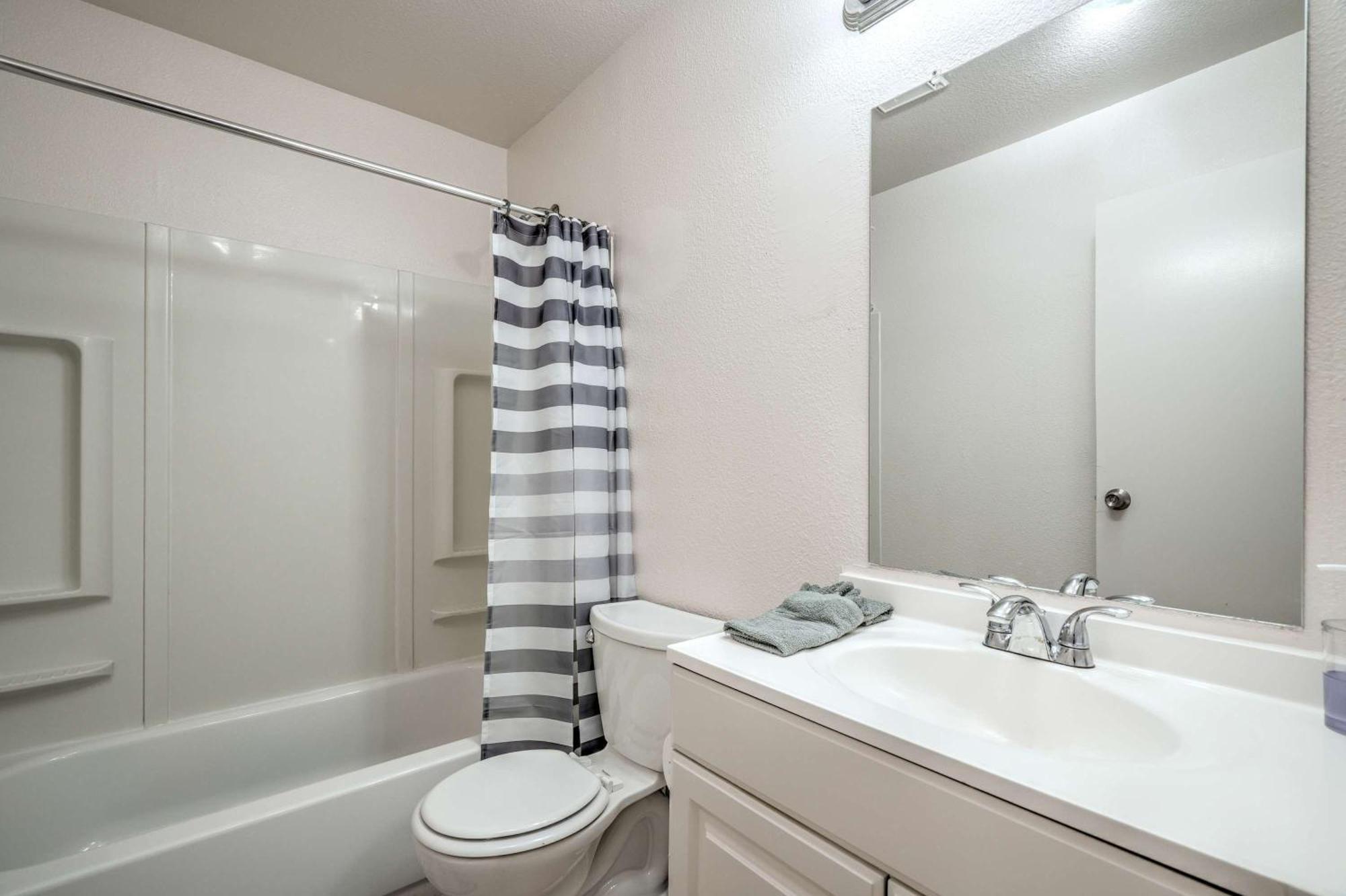 Vegas Getaway Near Strip! Sleeps 6! Holiday home *
