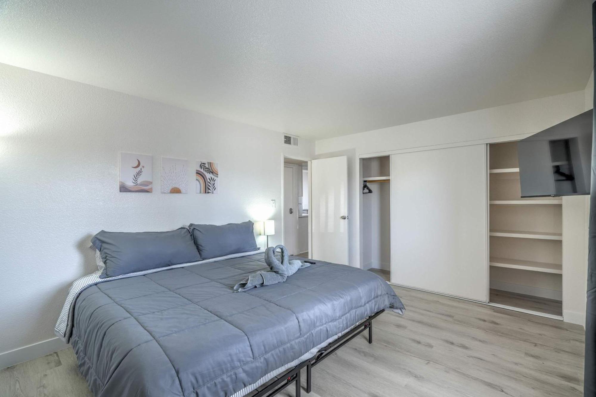 Vegas Getaway Near Strip! Sleeps 6! Holiday home Las Vegas