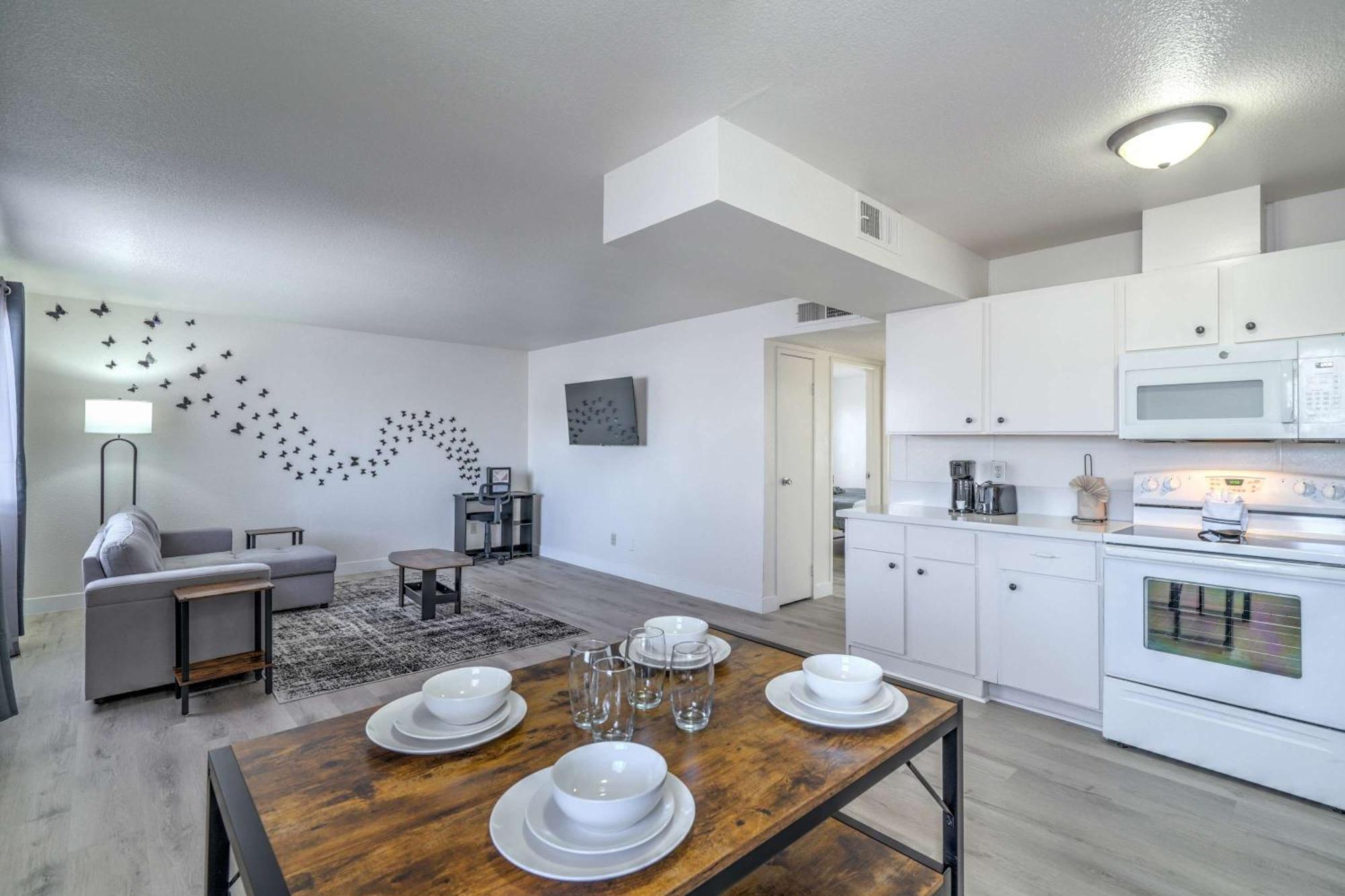 Vegas Getaway Near Strip! Sleeps 6! *