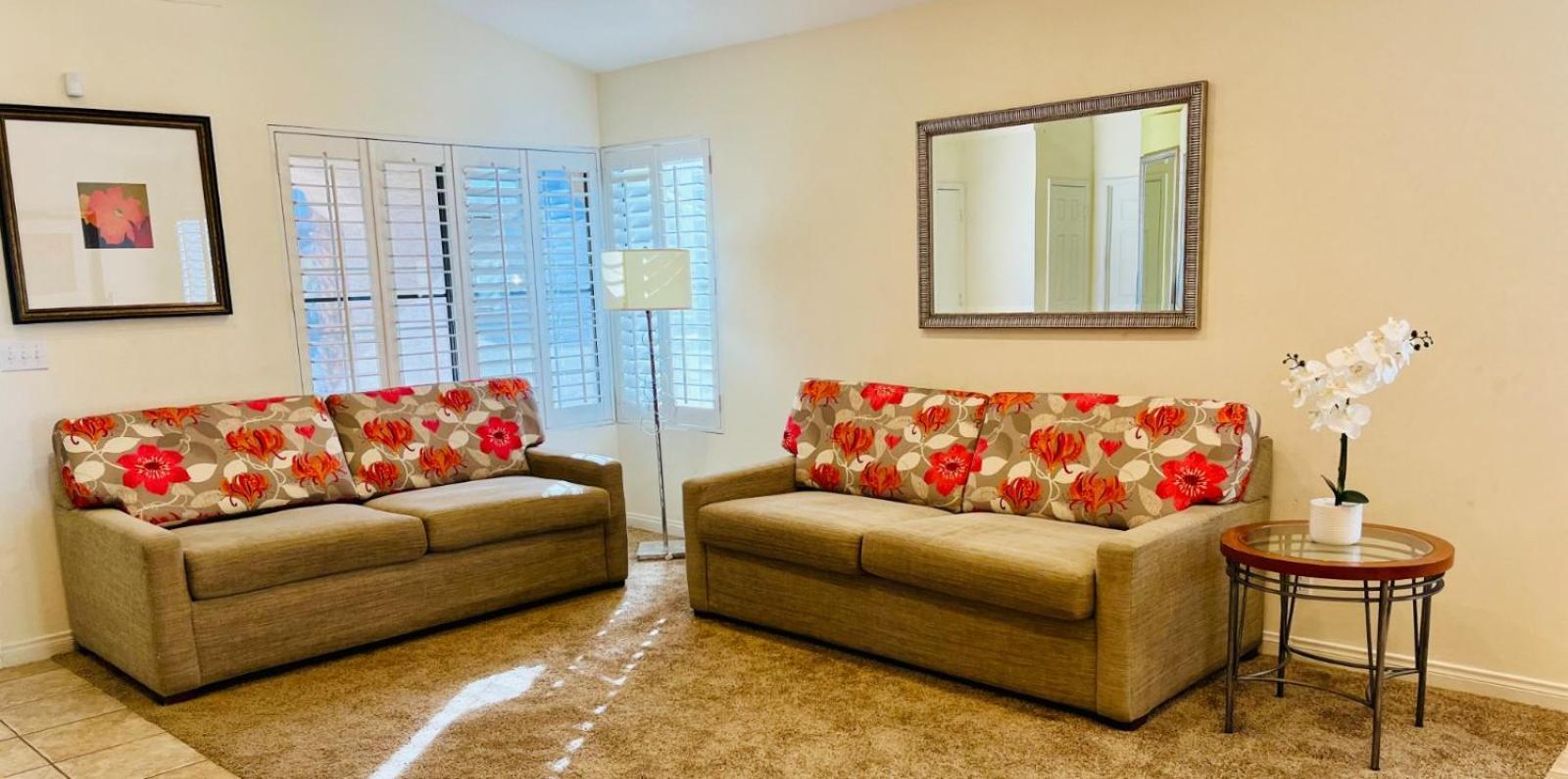Homestay In Cheerful 2-bed House - Shared Bathroom *