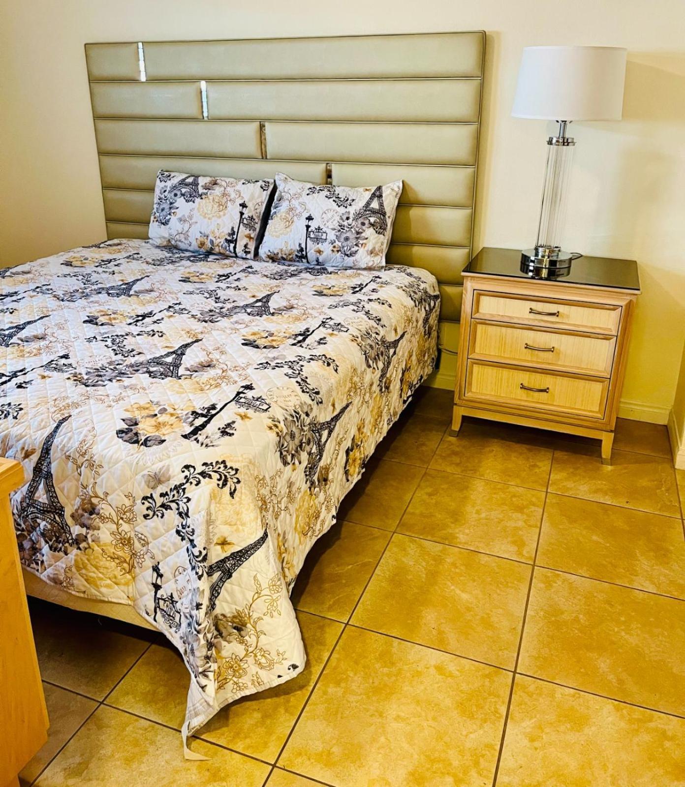 Homestay In Cheerful 2-bed House - Shared Bathroom Las Vegas