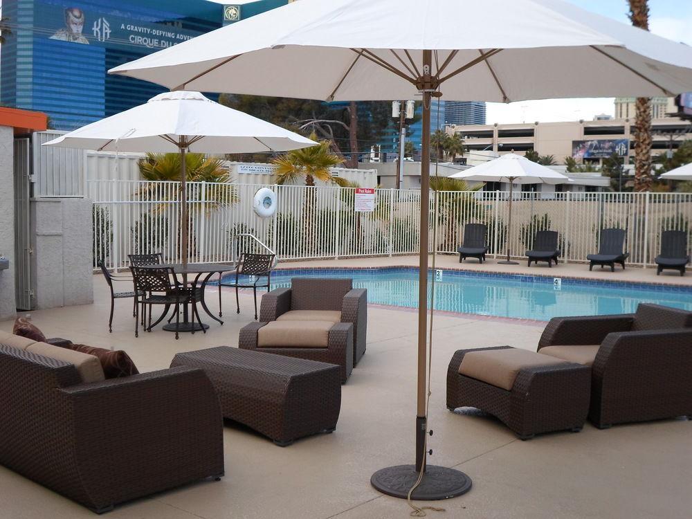 Howard Johnson By Wyndham Vegas Near The Strip 2*