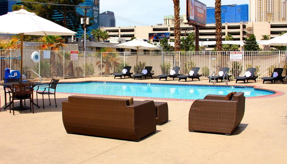 Howard Johnson By Wyndham Vegas Near The Strip 2*