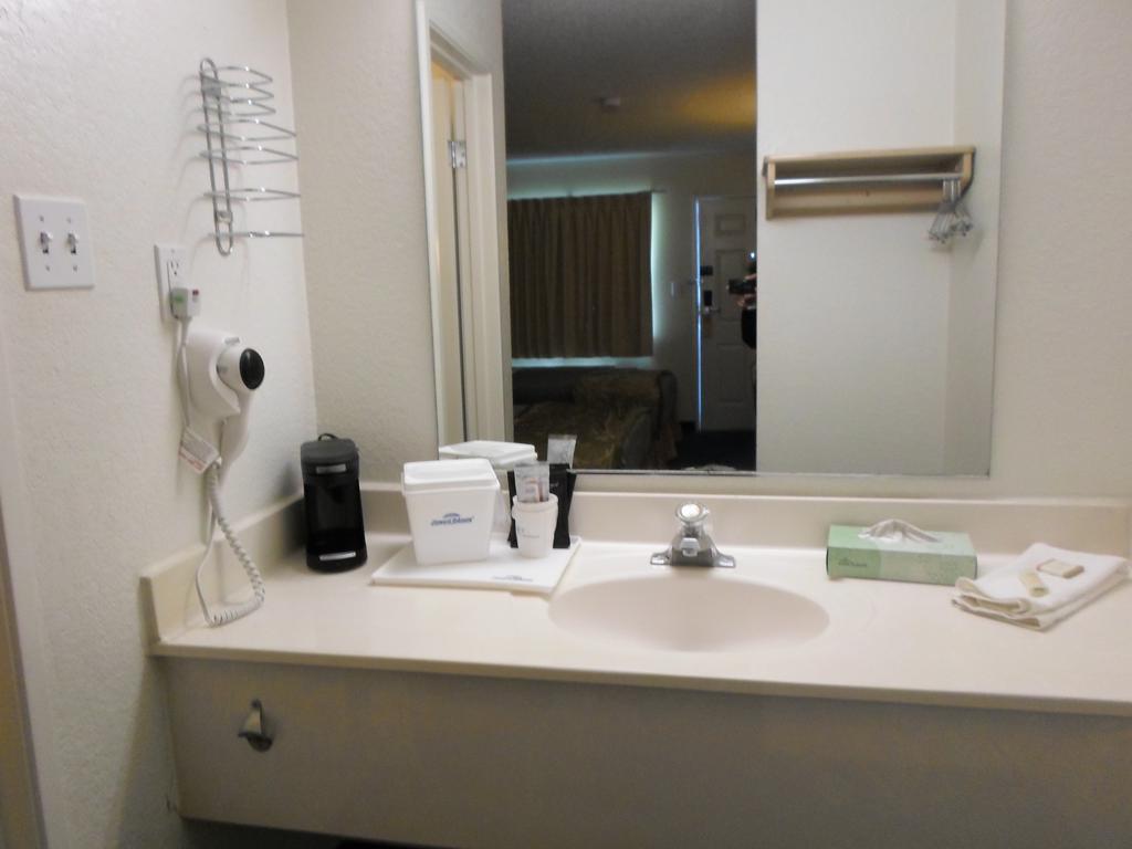 Howard Johnson By Wyndham Vegas Near The Strip