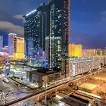 Lucky Gem Penthouse & Luxury Suites At Signature Resort, Balcony Strip View 2605