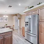 Cozy Getaway With King Bed, Bbq & Spacious Backyard