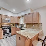 Cozy Getaway With King Bed, Bbq & Spacious Backyard