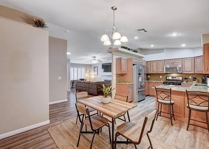 Cozy Getaway With King Bed, Bbq & Spacious Backyard