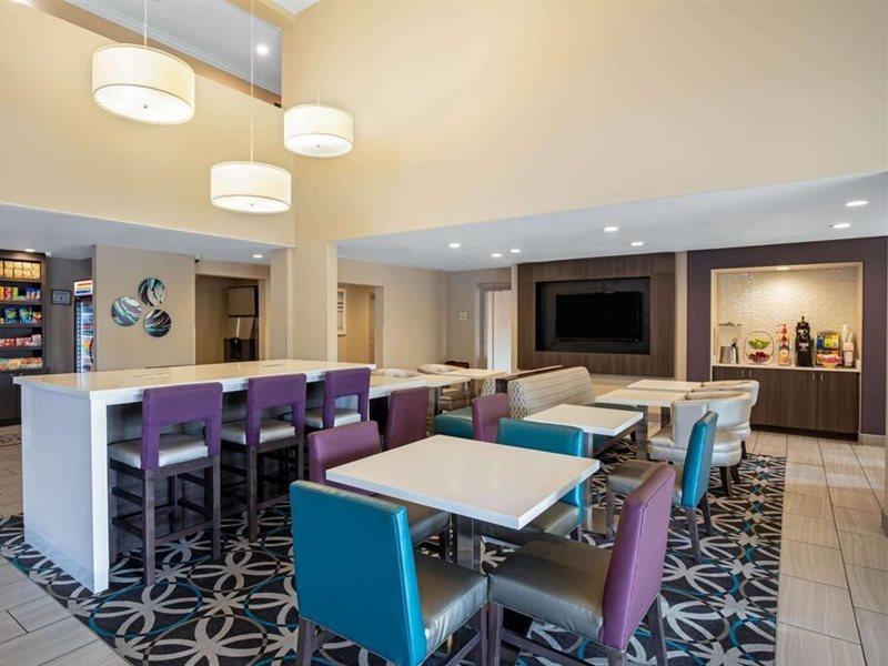 La Quinta & By Wyndham Vegas Nellis Hotel