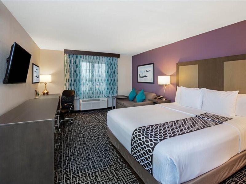 La Quinta & By Wyndham Vegas Nellis Hotel