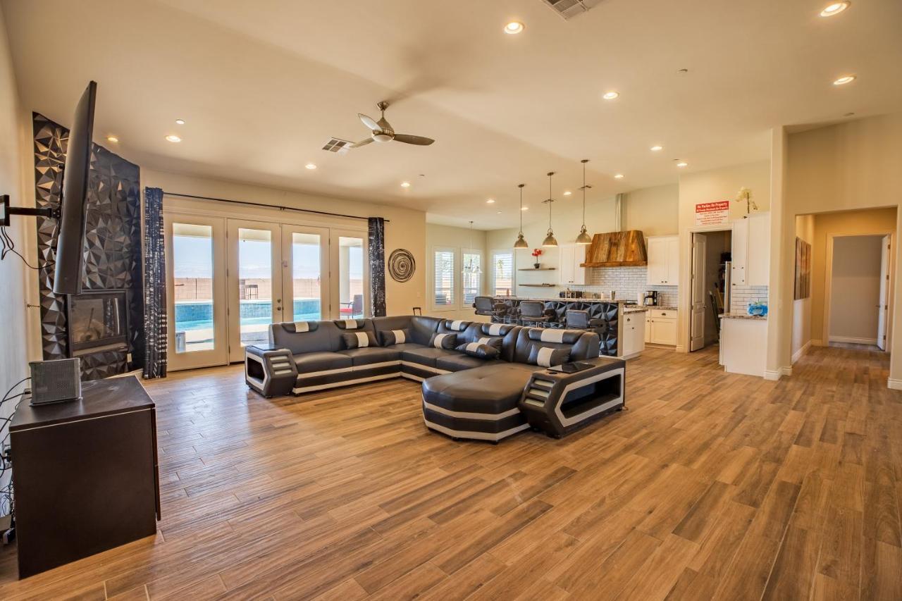 Holiday home 3400 Sqft House W/40ft Heated Pool/spa- Strip View *