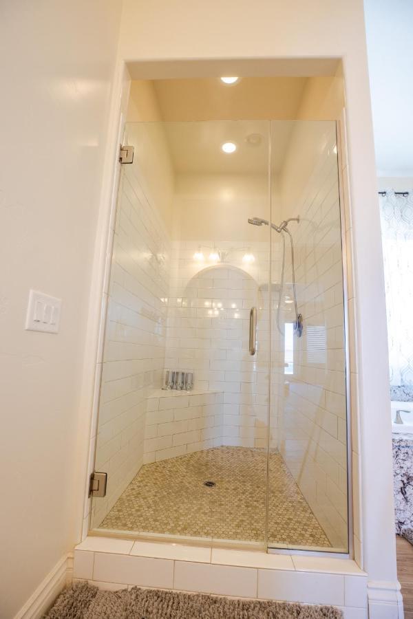 Holiday home 3400 Sqft House W/40ft Heated Pool/spa- Strip View