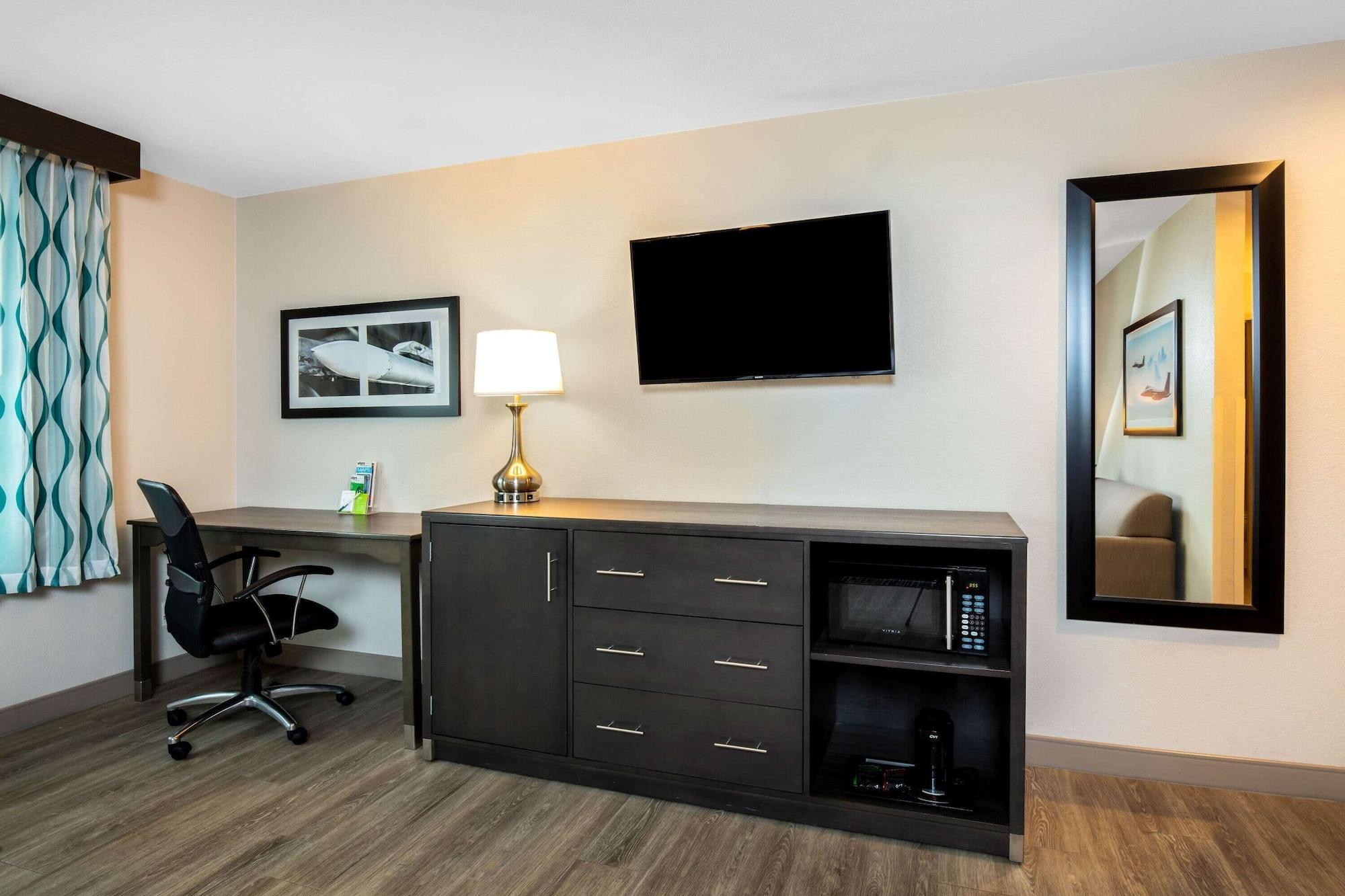 La Quinta & By Wyndham Vegas Nellis Hotel