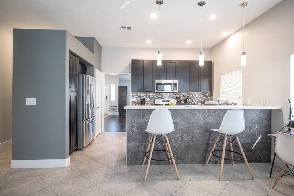 Modern Home! Pool & Jacuzzi Holiday home Las Vegas