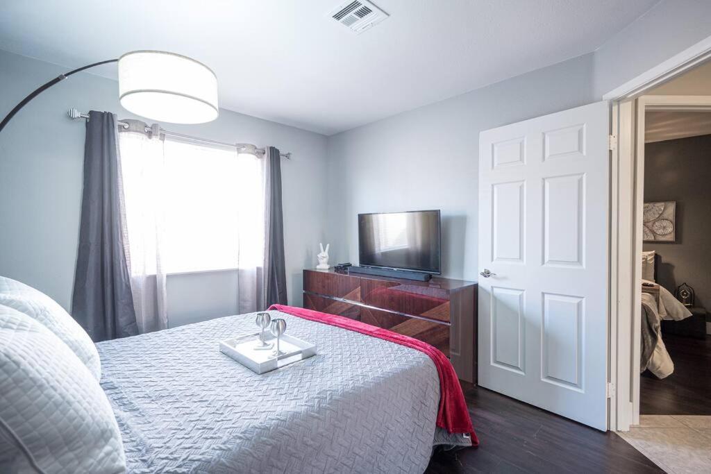 Modern Home! Pool & Jacuzzi Holiday home Las Vegas