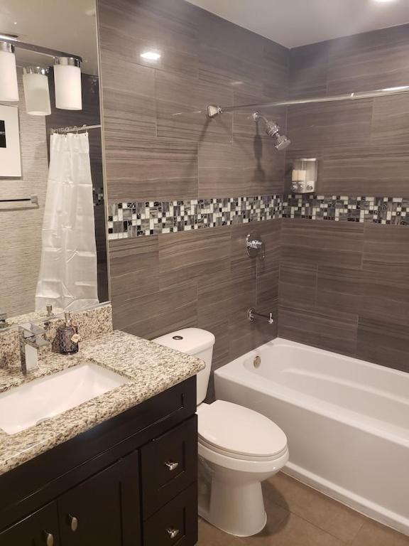 Villa Luxury Oasis: Private Pool, Waterfall Slide & Multi-sport Paradise Las Vegas