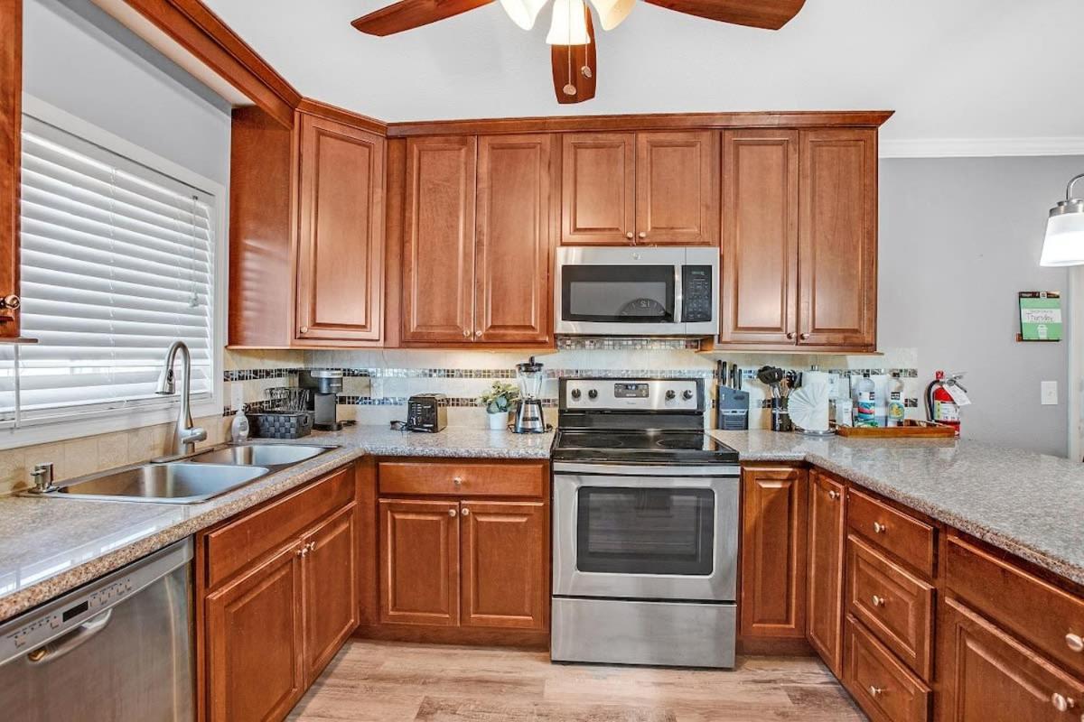 3br, 1 Story W Hot Tub, Grill, Sleeps 6 Holiday home *