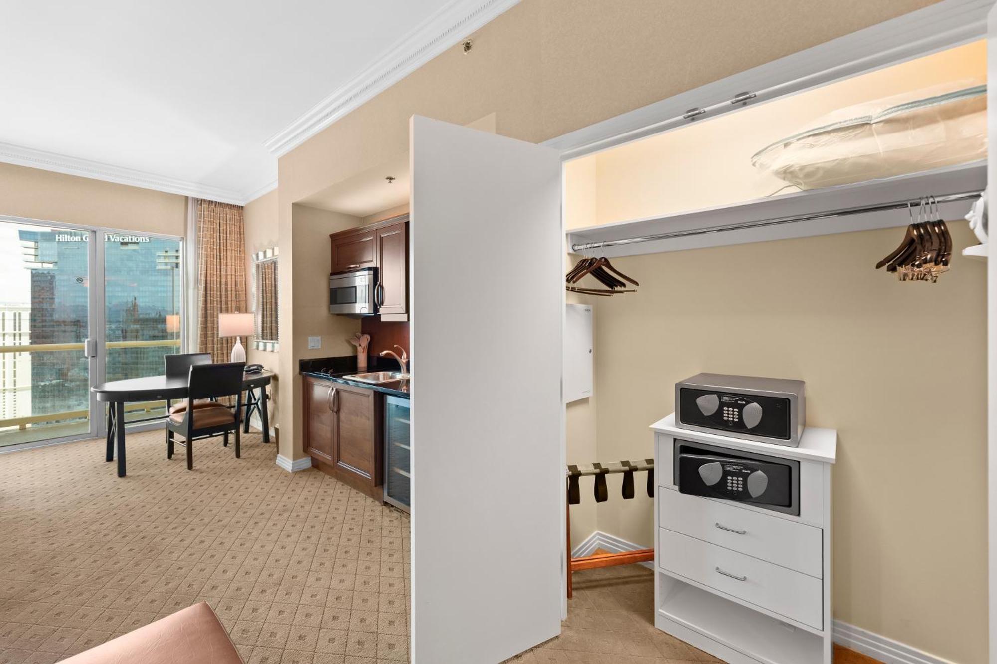 Hotel Lucky Gem Penthouse & Luxury At Signature Resort, Balcony Strip View 2605