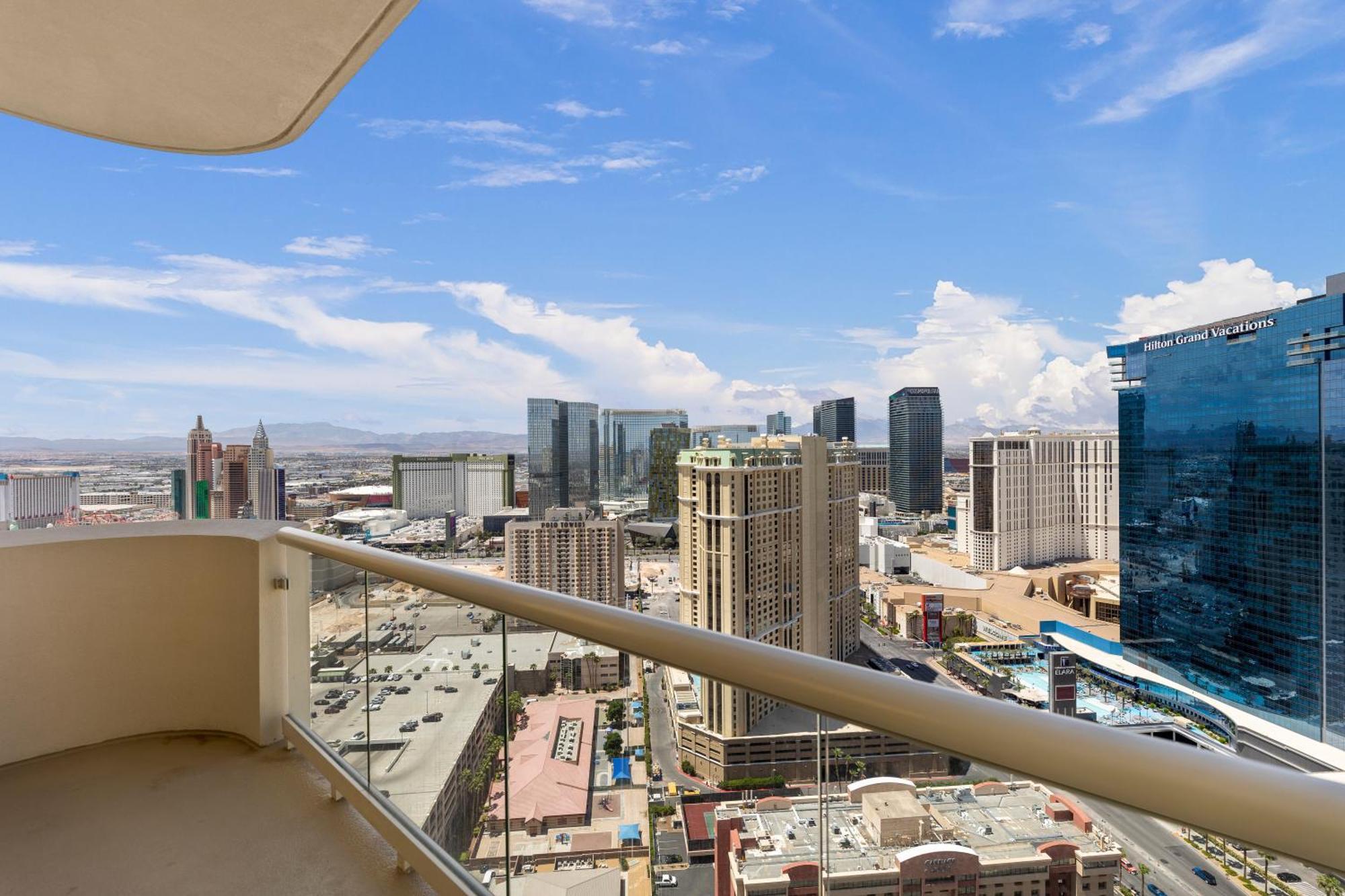 Lucky Gem Penthouse & Luxury At Signature Resort, Balcony Strip View 2605 Hotel