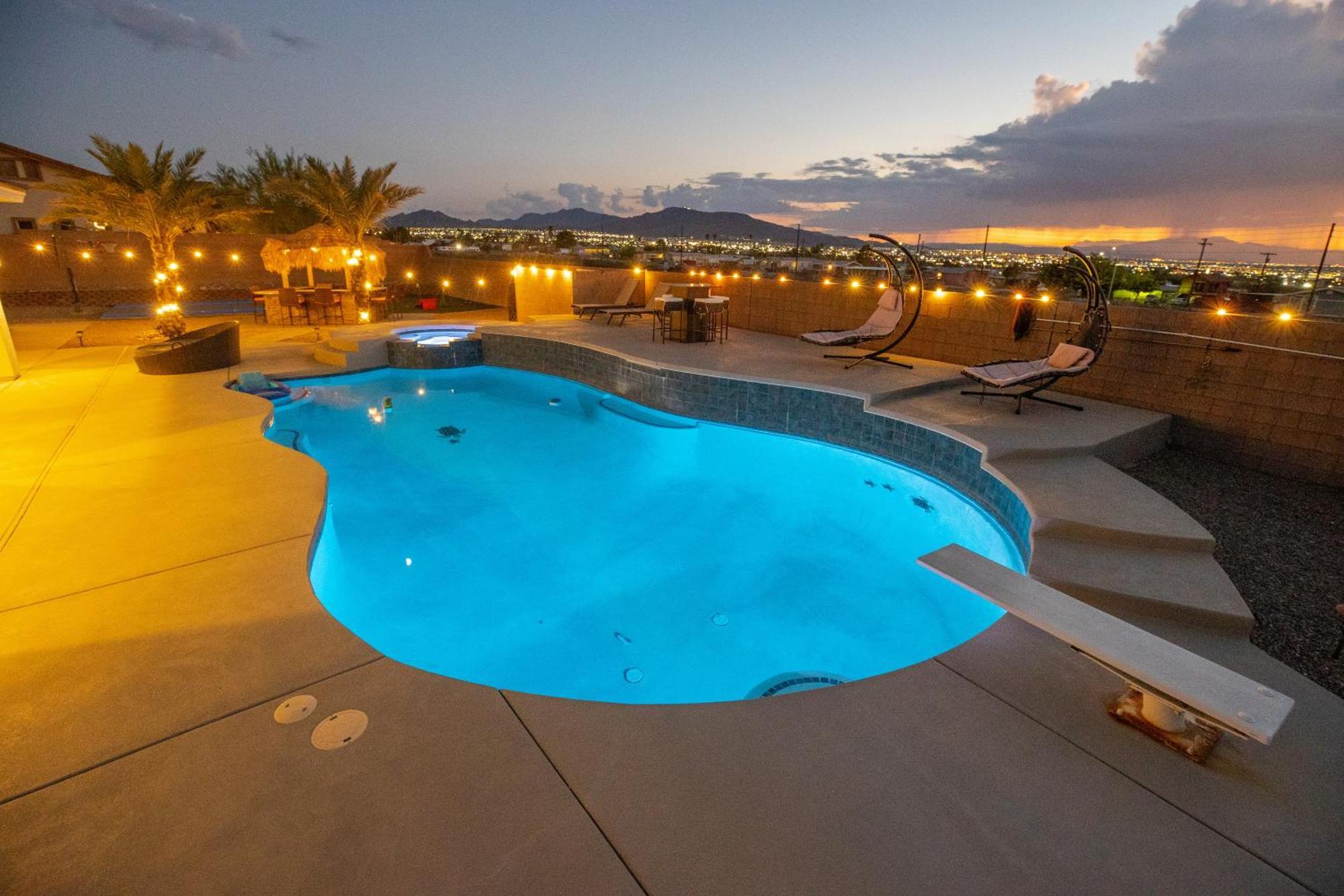 3400 Sqft House W/40ft Heated Pool/spa- Strip View Holiday home