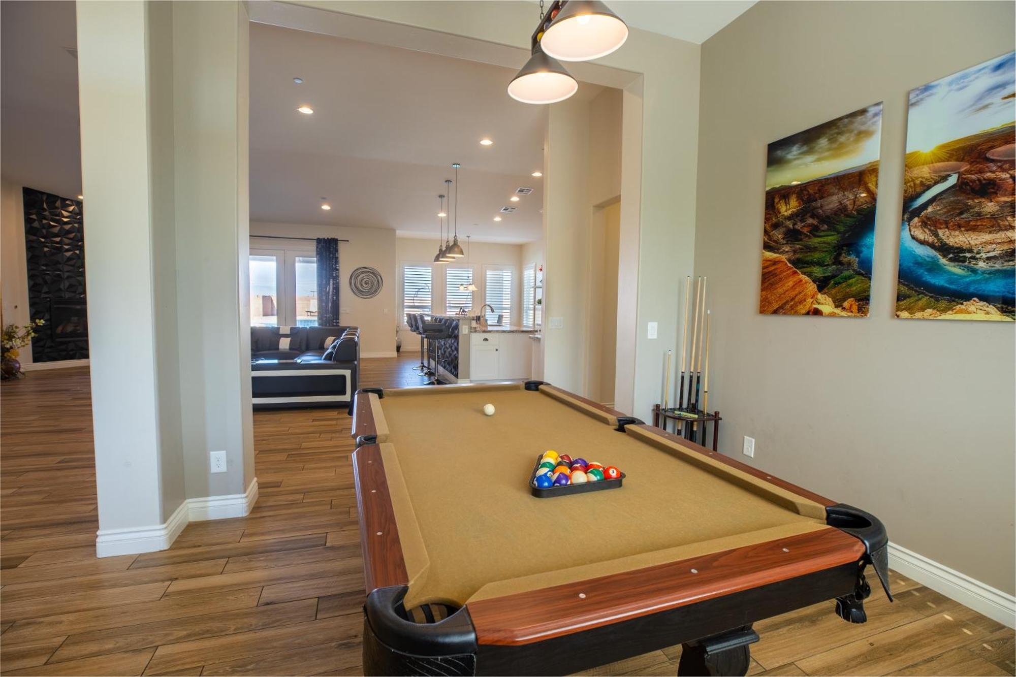 3400 Sqft House W/40ft Heated Pool/spa- Strip View Holiday home
