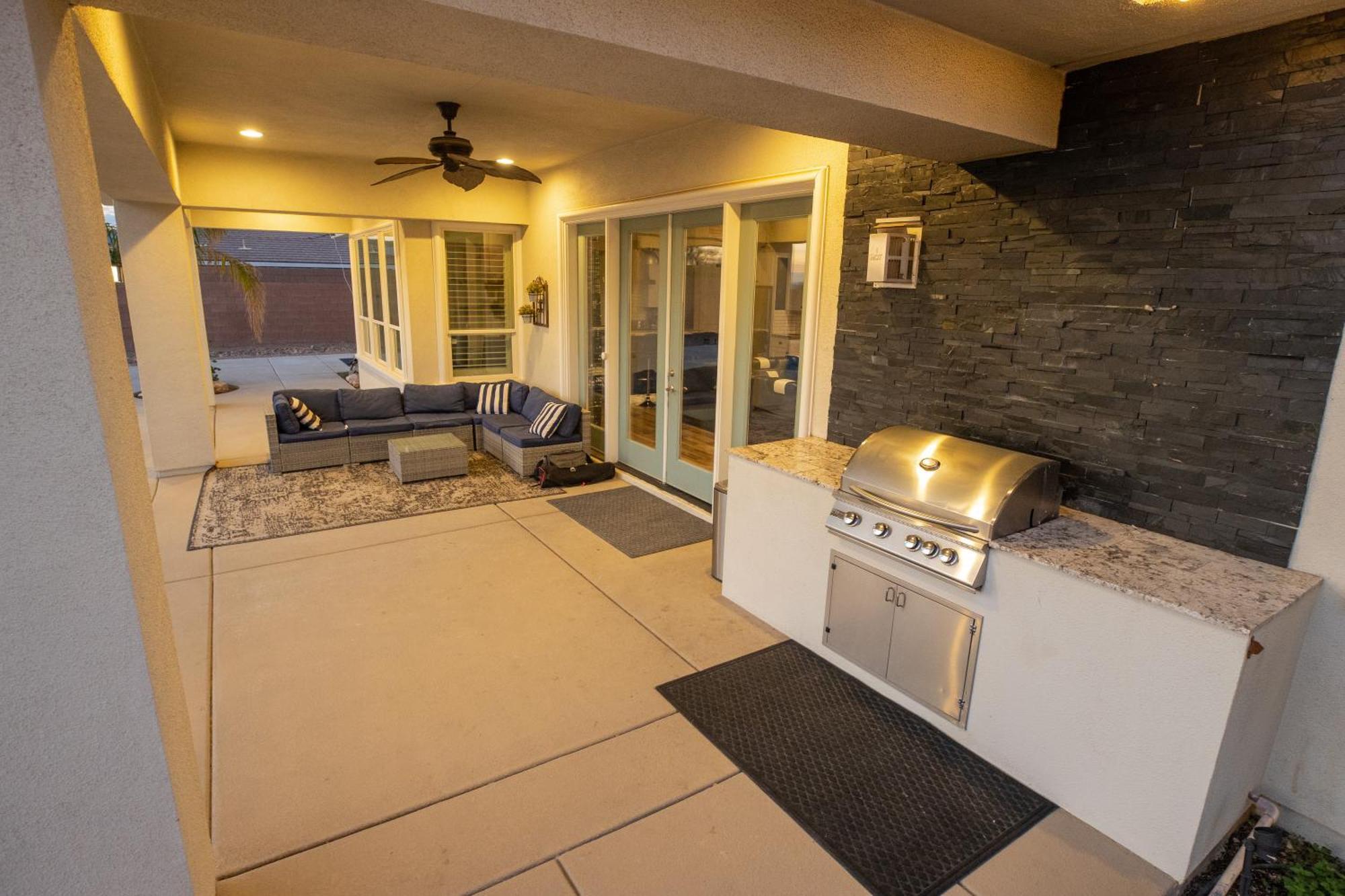 Holiday home 3400 Sqft House W/40ft Heated Pool/spa- Strip View *