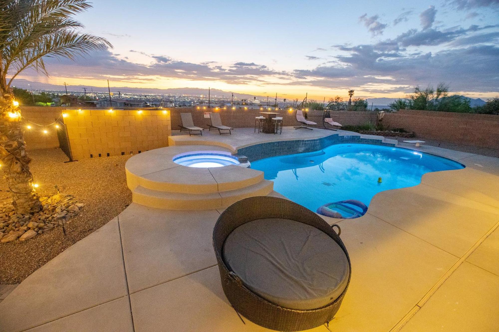 Holiday home 3400 Sqft House W/40ft Heated Pool/spa- Strip View